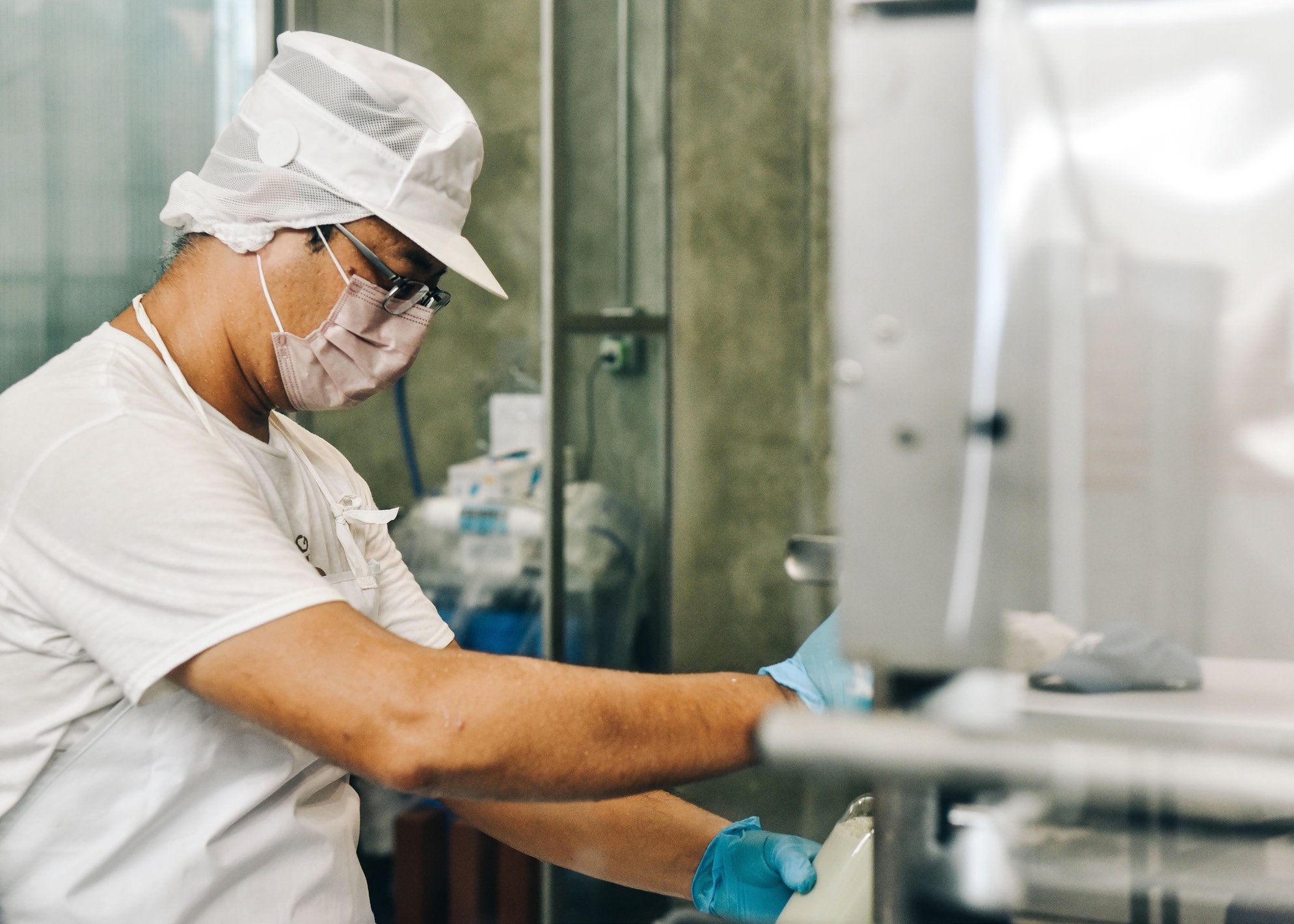 陳光鏡在工坊裝填豆漿。陳光鏡在工坊裝填豆漿。