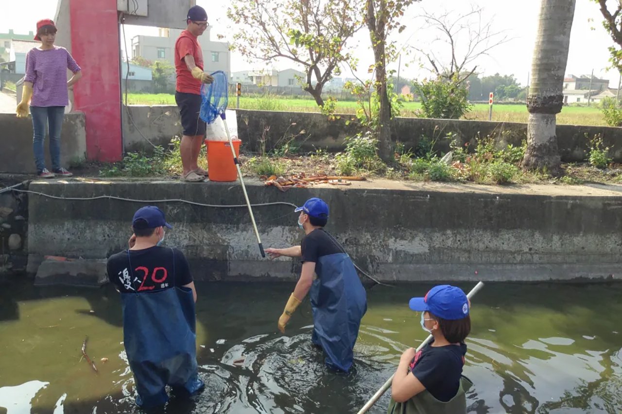2012年大夥們穿著青蛙裝，跳到溪裡清掃，來源：鹿港囝仔