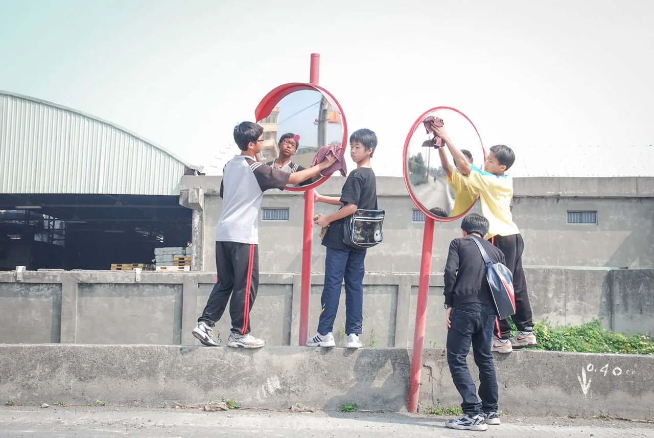 2013年帶著社區裡的小朋友，一起擦拭馬路上的廣角鏡，來源：鹿港囝仔